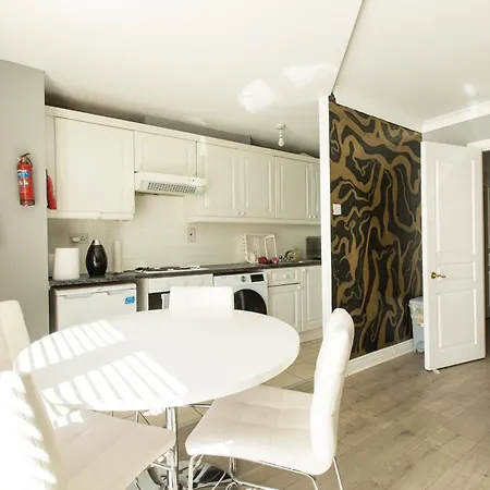 Modern Elegant With Parking Apartment *