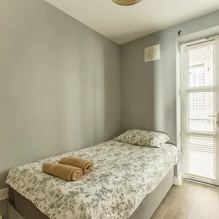 Modern Elegant With Parking Apartment